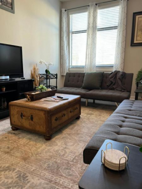 Uptown Spacious Condo WIFI Free Parking